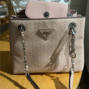 Guess Signature Chain Shoulder Bag in Metallic Cream